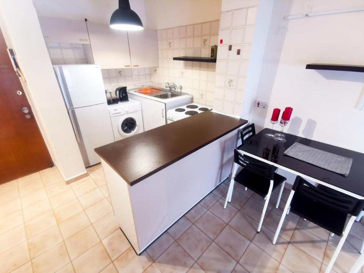 Flirty Flamingo Seaview Seafront Apartment Ларнака Екстериор снимка