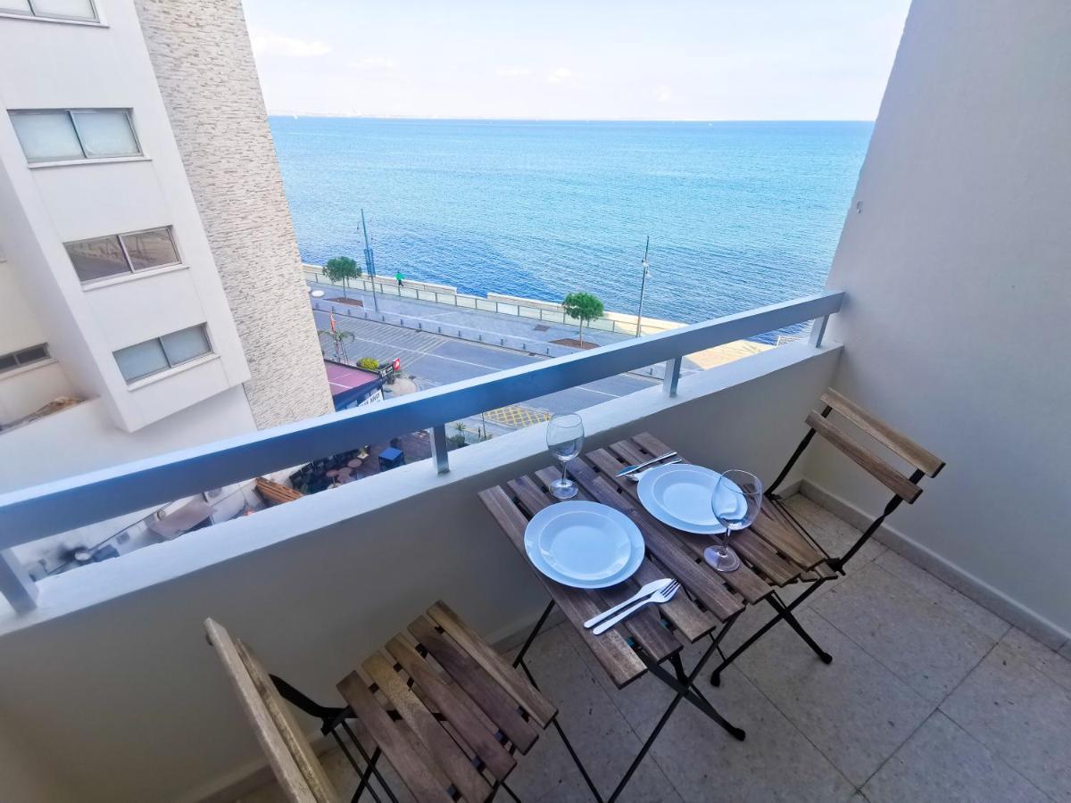 Flirty Flamingo Seaview Seafront Apartment Ларнака Екстериор снимка